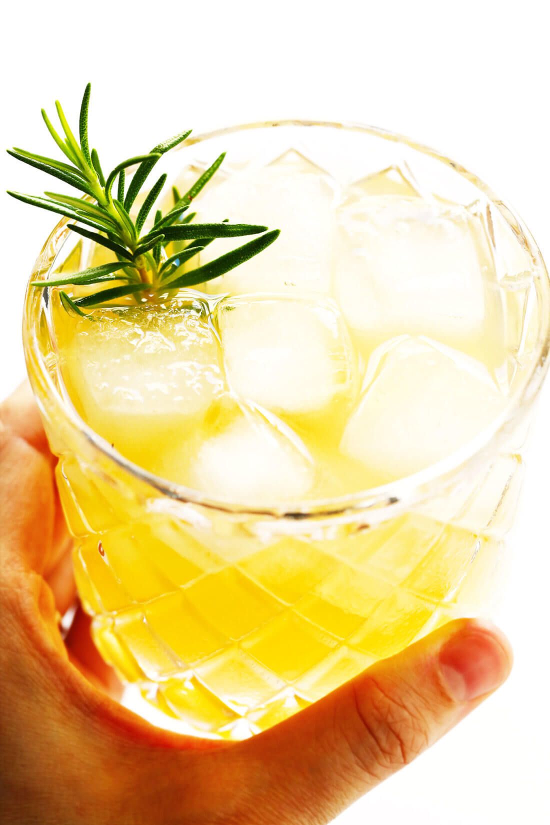 These whiskey lemonade cocktails are easy to make with ...