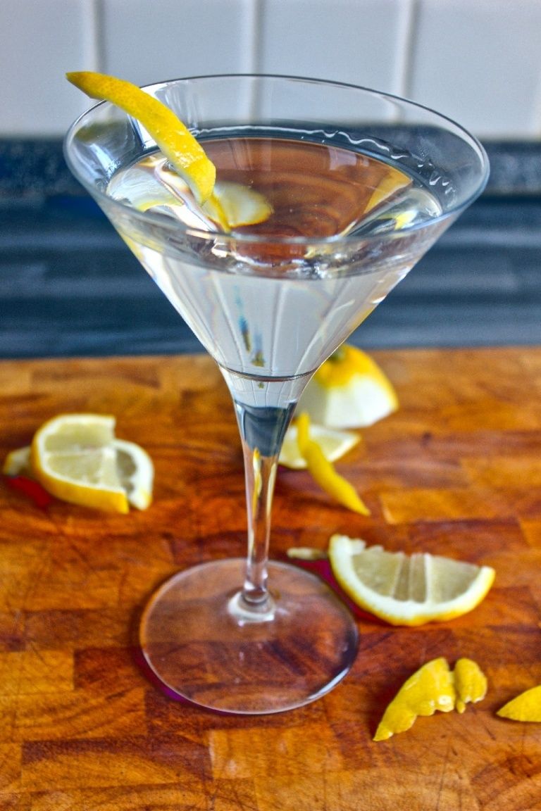 Vodka Martini cocktail recipe: how to make the perfect vodka drink ...
